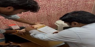 नकली दवा रैकेट का छापेमारी कर भंडाफोड़ किया