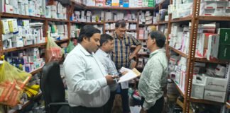 ड्रग विभाग ने छापा मारकर नशीली दवाओं की बिक्री रोकी