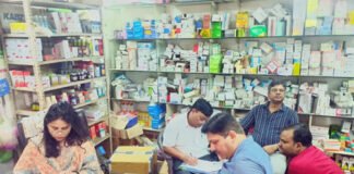 अवैध मेडिकल स्टोर पर रेड कर 3.86 लाख की दवाएं जब्त