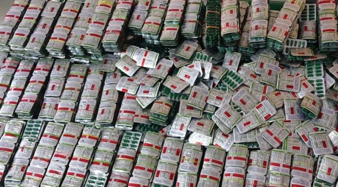 प्रतिबंधित नशीली दवाओं के साथ दो बस यात्री गिरफ्तार