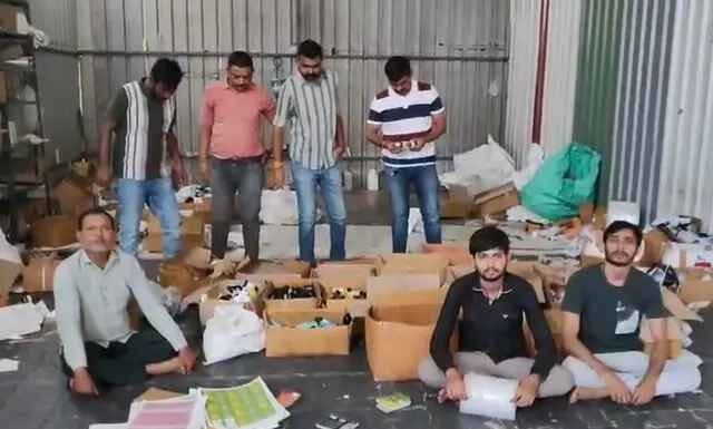 नकली कॉस्मेटिक्स गोदाम का भंडाफोड़ कर तीन गिरफ्तार किए