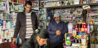 मेडिकल स्टोरों पर छापेमारी में मिली कई अनियमितताएं