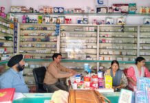फार्मासिस्ट के बिना संचालित हो रहे दो मेडिकल स्टोर सील