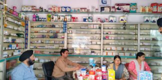 फार्मासिस्ट के बिना संचालित हो रहे दो मेडिकल स्टोर सील