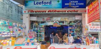 मेडिकल स्टोर पर छापेमारी कर तीन नशीली दवाओं के सैंपल लिए