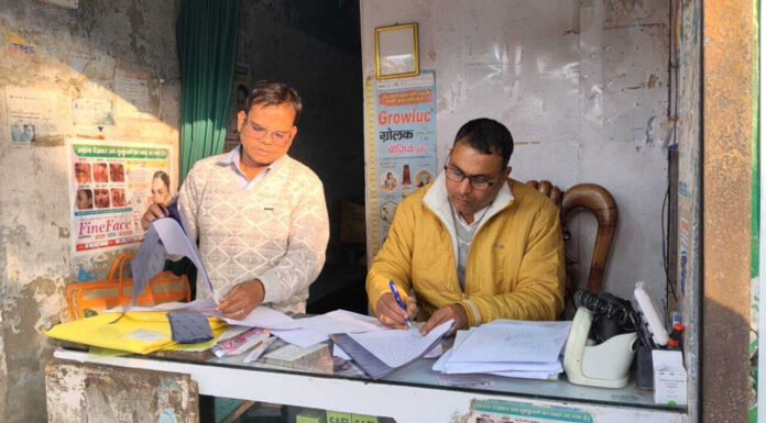 अवैध मेडिकल स्टोर पर रेड कर दवाइयां जब्त