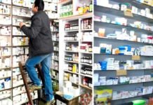 अवैध दवा दुकान में औषधि विभाग की टीम ने की छापेमारी