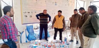 अवैध मेडिकल स्टोर पर छापेमारी कर दवाएं जब्त की