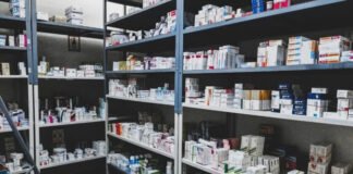 मेडिकल स्टोर पर नहीं मिला फार्मासिस्ट तो दवाओं की बिक्री रोकी