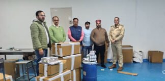 अवैध दवा फैक्ट्री पर रेड कर लाखों की गोलियां और कैप्सूल जब्त