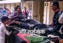 महिला के शव को नहीं मिली एंबुलेंस, ठेले पर ले गया पति