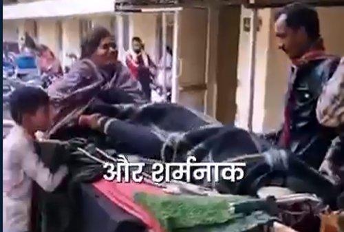 महिला के शव को नहीं मिली एंबुलेंस, ठेले पर ले गया पति