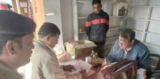 लाइसेंस के बिना चल रहे मेडिकल स्टोर को सील किया