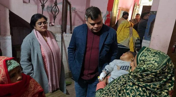 अवैध नर्सिंग होम पर रेड में फार्मासिस्ट करता मिला इलाज