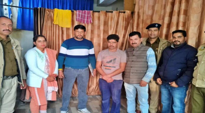 अवैध मसाज सेंटर में रेड कर पेन किलर इंजेक्शन और दवाइयां जब्त