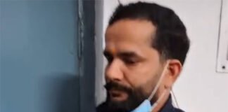 जिला अस्पताल में फर्जी डॉक्टर मरीजों को दवा देते मिला