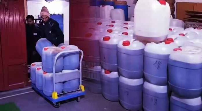 गोदाम पर रेड कर 25 लाख रुपए का मिलावटी शहद बरामद