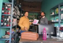 मेडिकल स्टोर पर रेड कर दवाओं की बिक्री रोकी