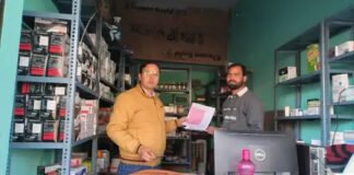 मेडिकल स्टोर पर रेड कर दवाओं की बिक्री रोकी