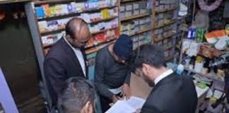 मेडिकल स्टोर पर रेड हुई तो दुकानदार छत से कूदा