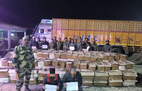 प्रतिबंधित नशीली दवा फेनसेडिल की 30,000 बोतलें जब्त