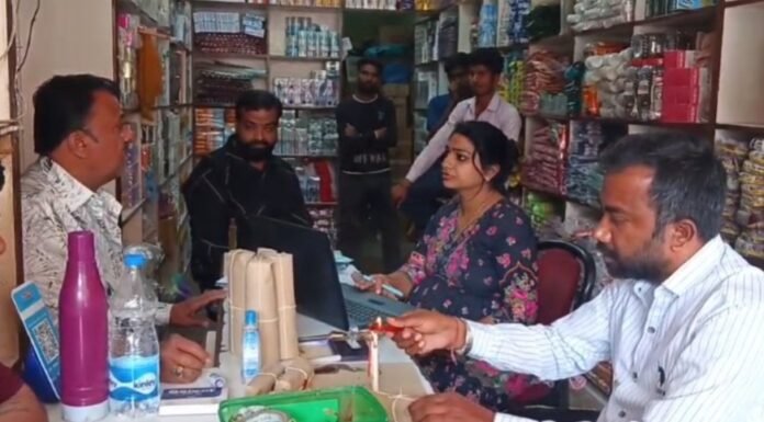 कॉस्मेटिक शॉप पर छापेमारी कर नकली उत्पाद जब्त