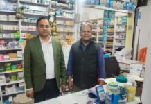 मेडिकल स्टोर पर रेड कर एलोपैथी व आयुर्वेद की दवाएं जब्त