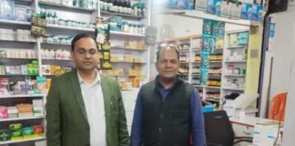 मेडिकल स्टोर पर रेड कर एलोपैथी व आयुर्वेद की दवाएं जब्त