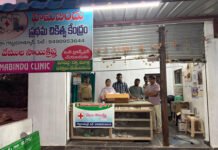 झोलाछाप डॉक्टर के क्लिनिक पर रेड कर दवाएं जब्त