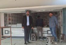 मेडिकल स्टोर पर फार्मासिस्ट न मिलने पर किया सील