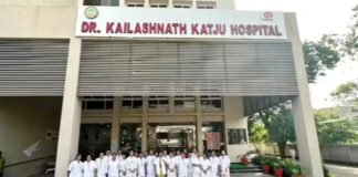 अस्पताल में नवजात की मौत पर हंगामा, डॉक्टर कमरों में बंद