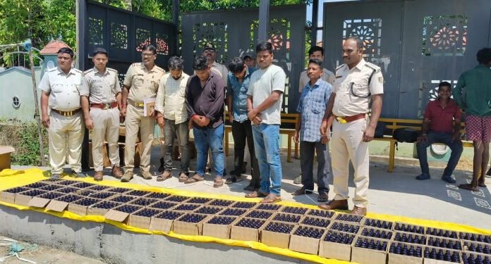 कफ सीरप की निजी बस से तस्करी पकड़ी, तीन गिरफ्तार