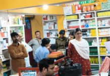 प्रतिबंधित दवाओं की बिक्री की शिकायत पर दुकानों में छापेमारी