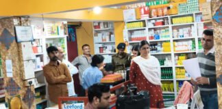 प्रतिबंधित दवाओं की बिक्री की शिकायत पर दुकानों में छापेमारी