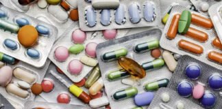 मेडिकल स्टोर पर रेड कर दवाओं की बिक्री रोकी