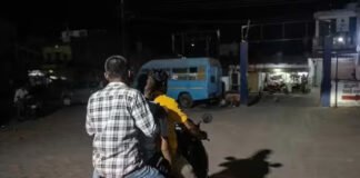 अस्पताल ने नहीं दिया शव वाहन, शव स्कूटी पर बांधकर ले गए!