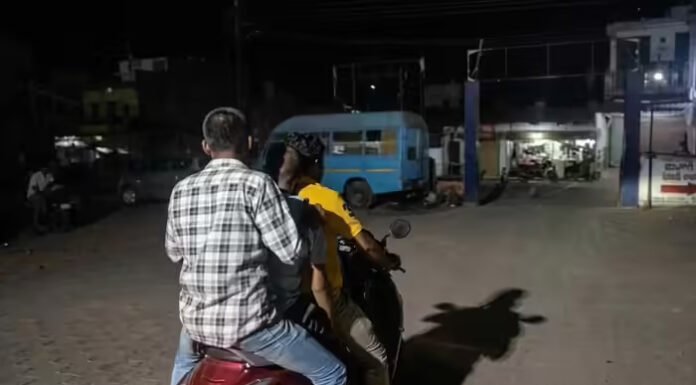 अस्पताल ने नहीं दिया शव वाहन, शव स्कूटी पर बांधकर ले गए!