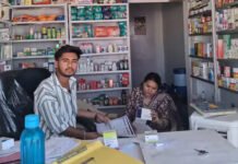 बिना फार्मासिस्ट दवा बेचते मिला स्टोर संचालक निलंबित