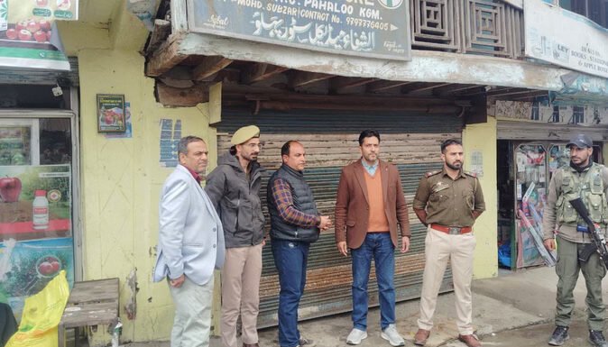 दवा रिकॉर्ड न रखने पर दो मेडिकल स्टोर सील