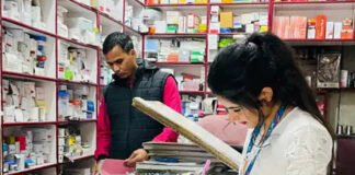 तीन मेडिकल स्टोरों में नियमों का उल्लंघन मिला, रिकॉर्ड जांचा