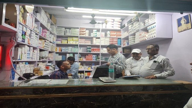 मेडिकल एजेंसी पर रेड, दवा बिक्री पर लगाई रोक