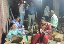 सैंपल दवा से भरे गोदाम पर रेड कर तस्करी पकड़ी