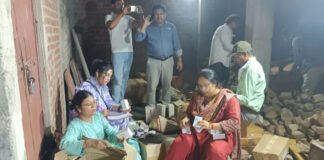 सैंपल दवा से भरे गोदाम पर रेड कर तस्करी पकड़ी