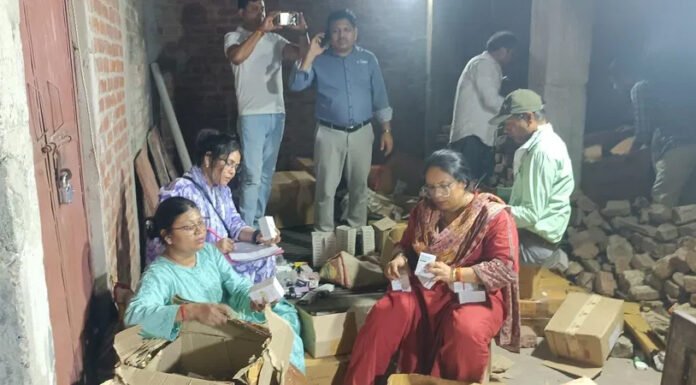 सैंपल दवा से भरे गोदाम पर रेड कर तस्करी पकड़ी