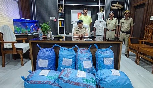 फेंसिडिल सिरप की आटो से तस्करी पकड़ी, एक गिरफ्तार