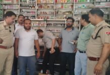 मेडिकल स्टोर में अवैध क्लिनिक पर सीएम फ्लाइंग की रेड