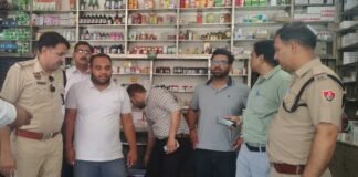 मेडिकल स्टोर में अवैध क्लिनिक पर सीएम फ्लाइंग की रेड