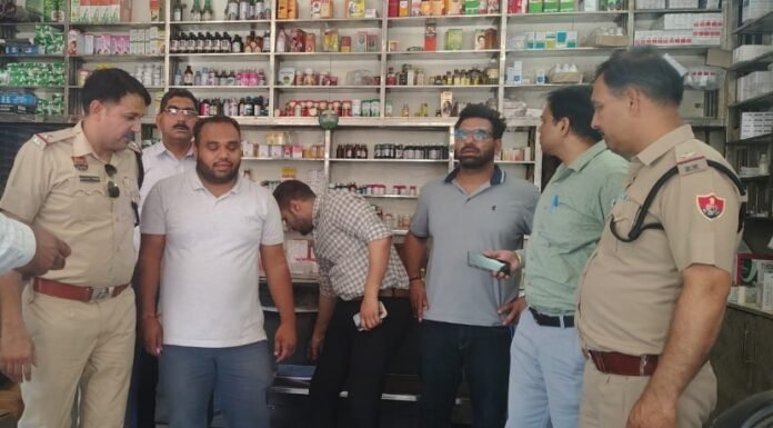 मेडिकल स्टोर में अवैध क्लिनिक पर सीएम फ्लाइंग की रेड