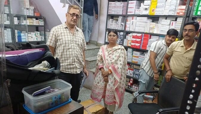 योगा फार्मा पर रेड कर नकली 16 हजार टैबलेट बरामद