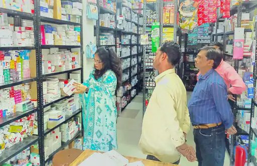 मेडिकल स्टोर व गोदामों पर रेड कर 23 दवाओं के सैंपल लिए
